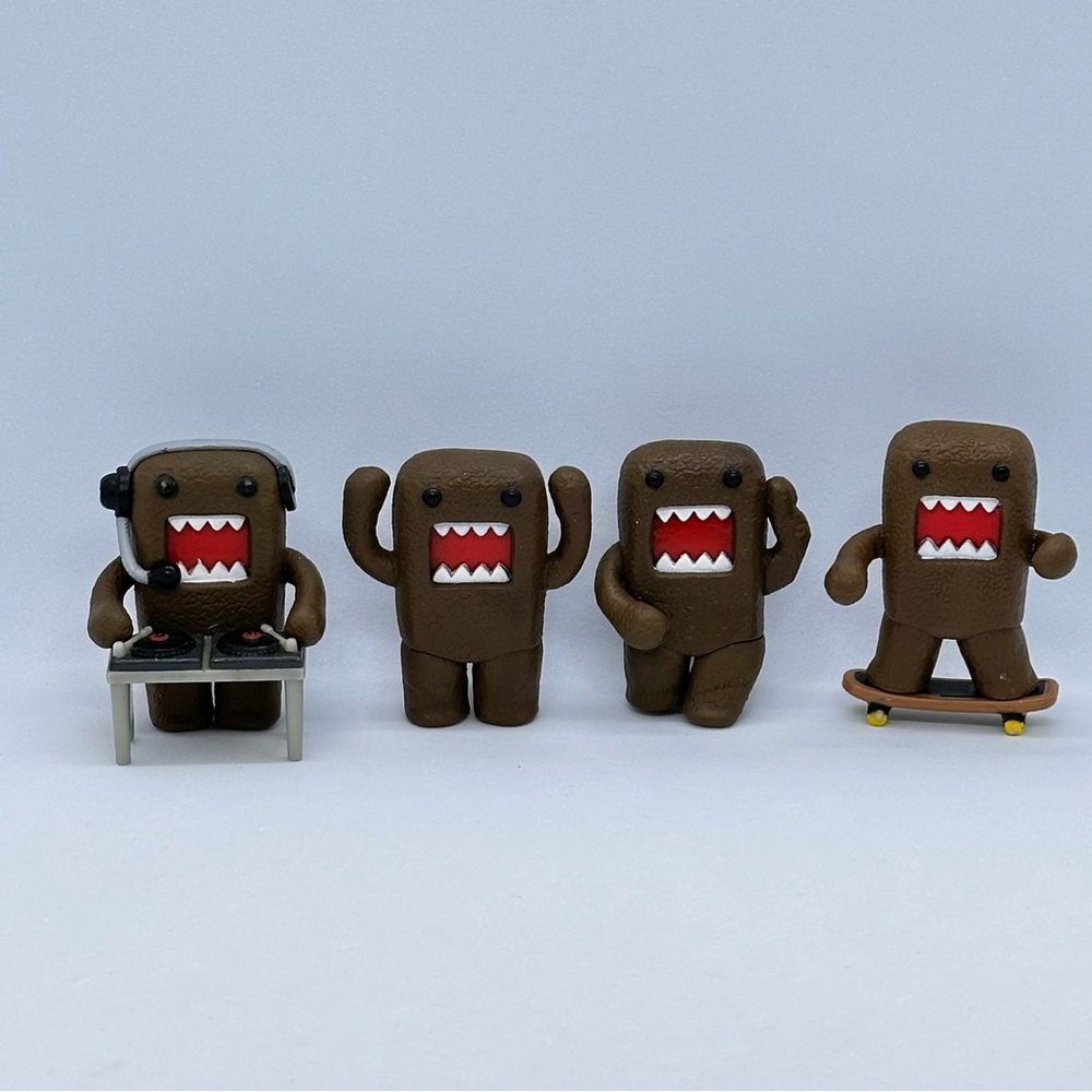 Set/4 Domo Kun Collectible Figures Hands Up DeeJay Skater Chillin Out 2008 Jakks